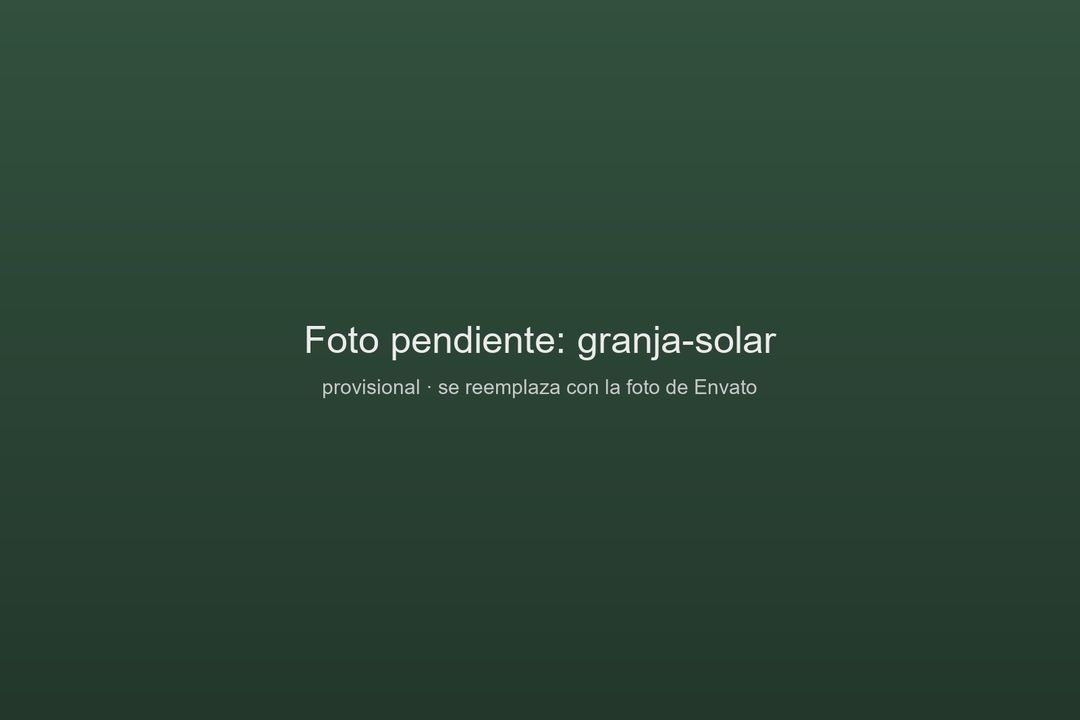 Granja solar en campo abierto con filas de paneles