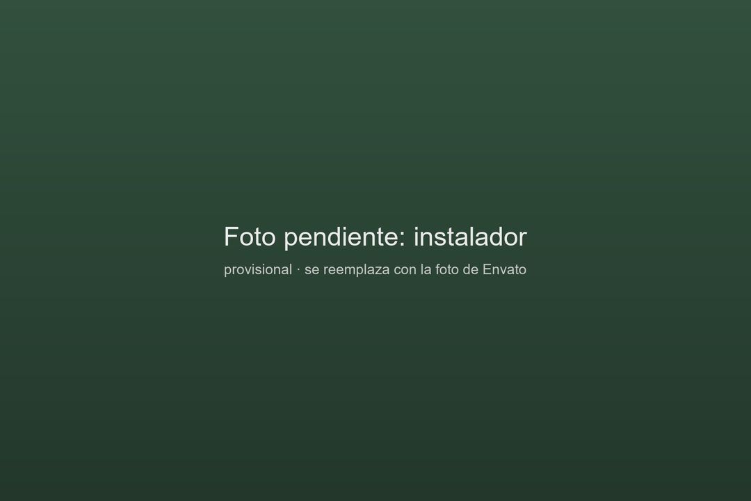 Instalador montando paneles solares sobre un techo