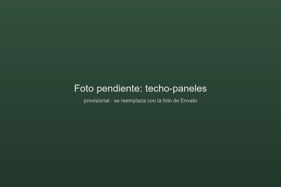 Vista aérea de un techo industrial cubierto de paneles solares
